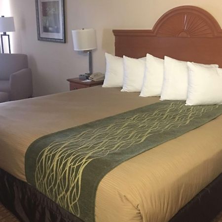 Super 8 By Wyndham Great Bend Hotel Luaran gambar