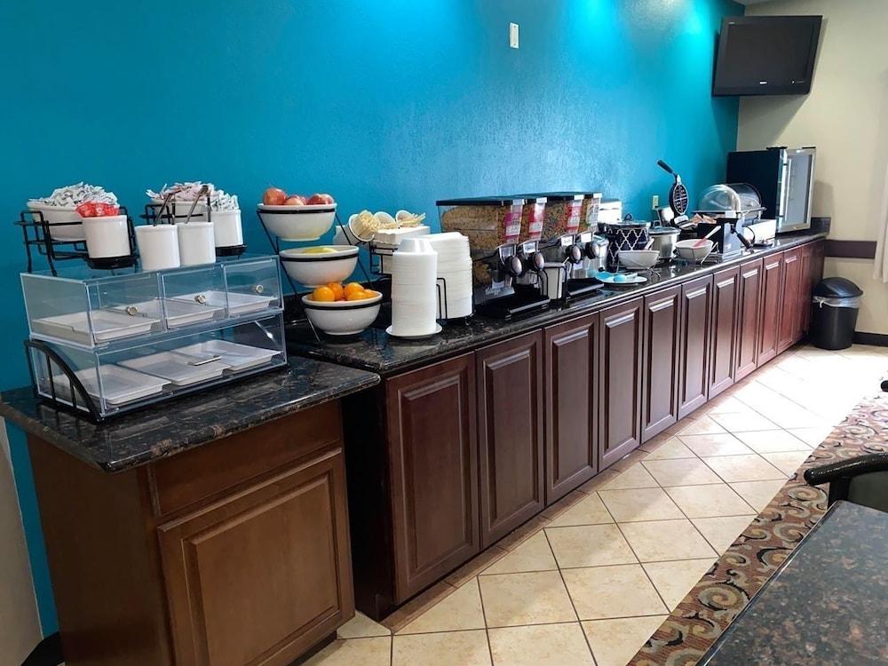 Super 8 By Wyndham Great Bend Hotel Luaran gambar