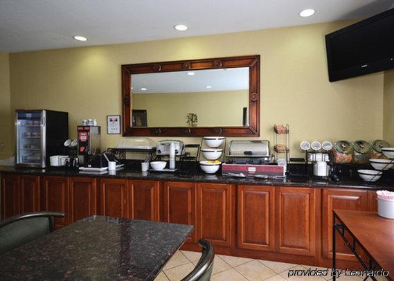 Super 8 By Wyndham Great Bend Hotel Restoran gambar
